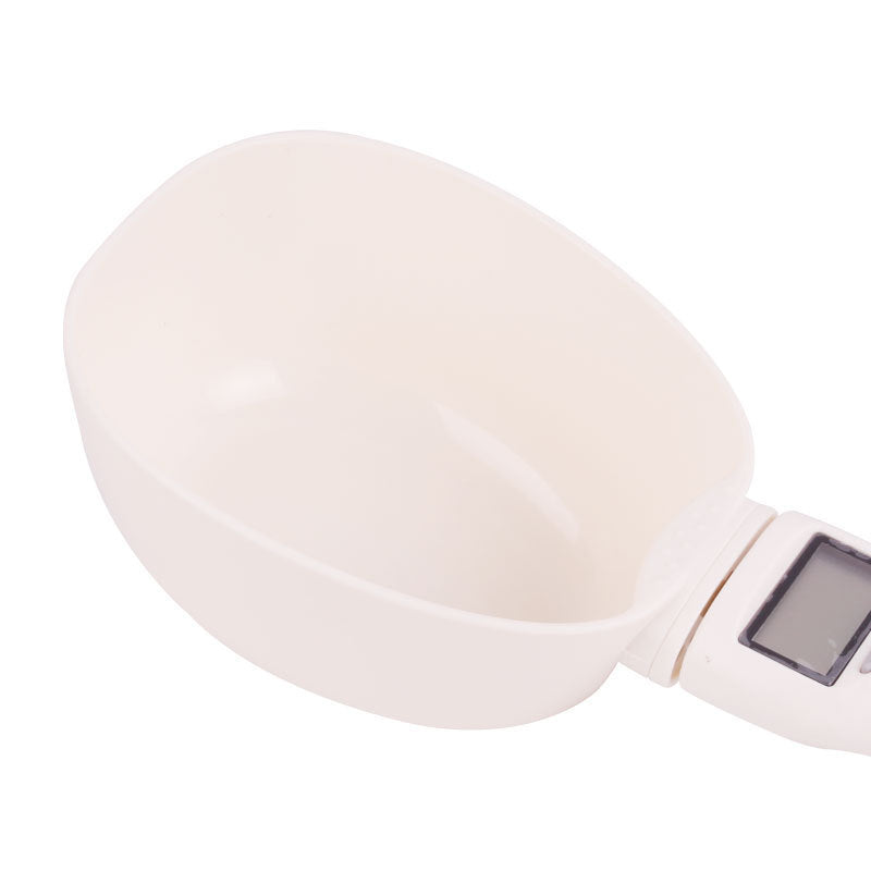 Pet food scoop with smart weighing